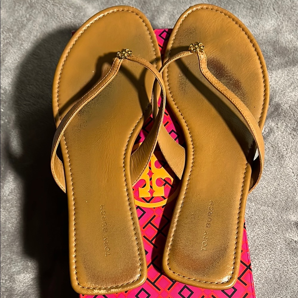 Tory Burch Simple Logo Leather Thong Sandal - Picture 5 of 6